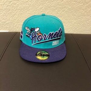 New Era Charlotte Hornets Fitted Hat (size 7 3/8)